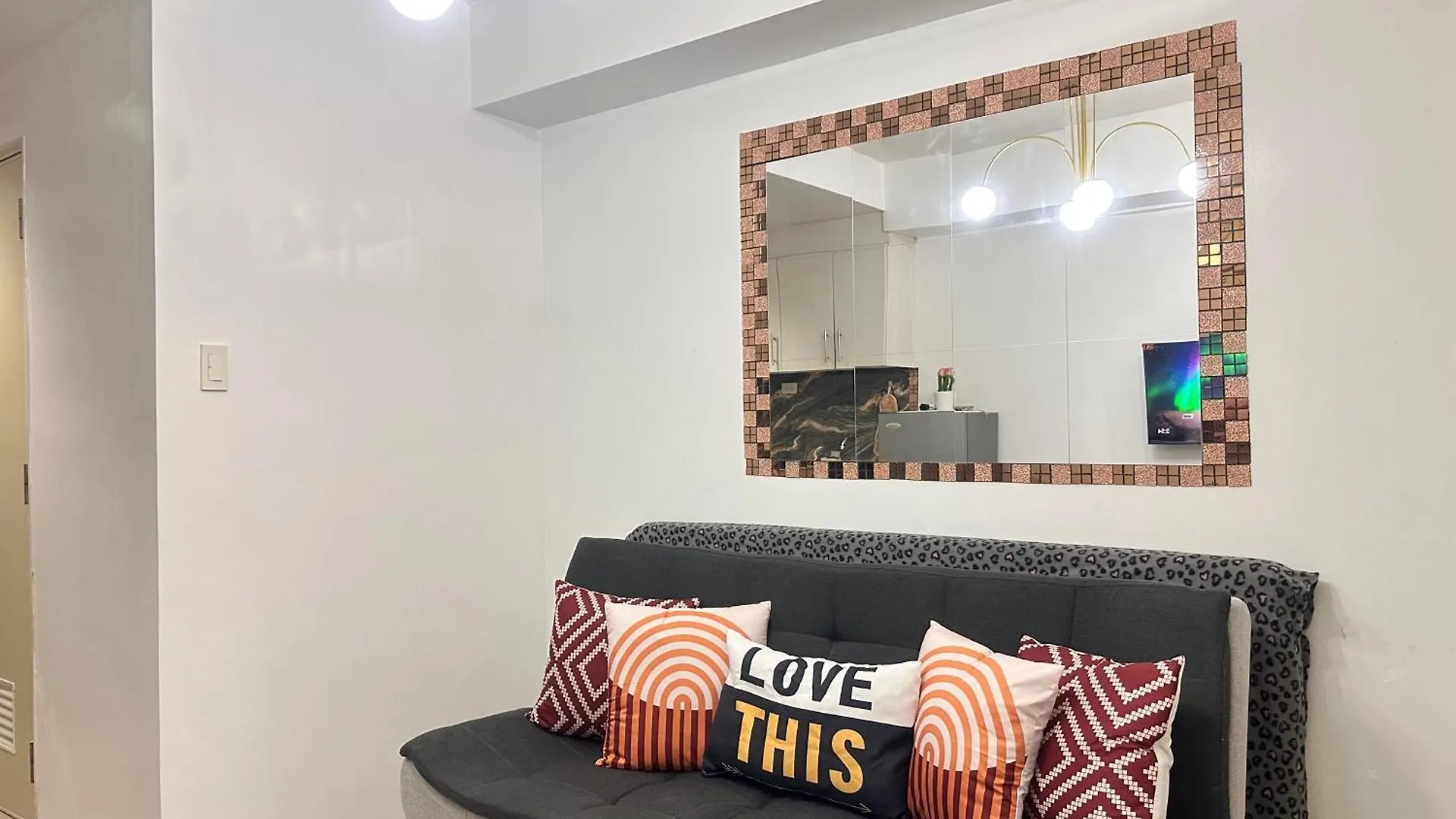 1Bedroom With Balcony Facing Moa Manila Apartment