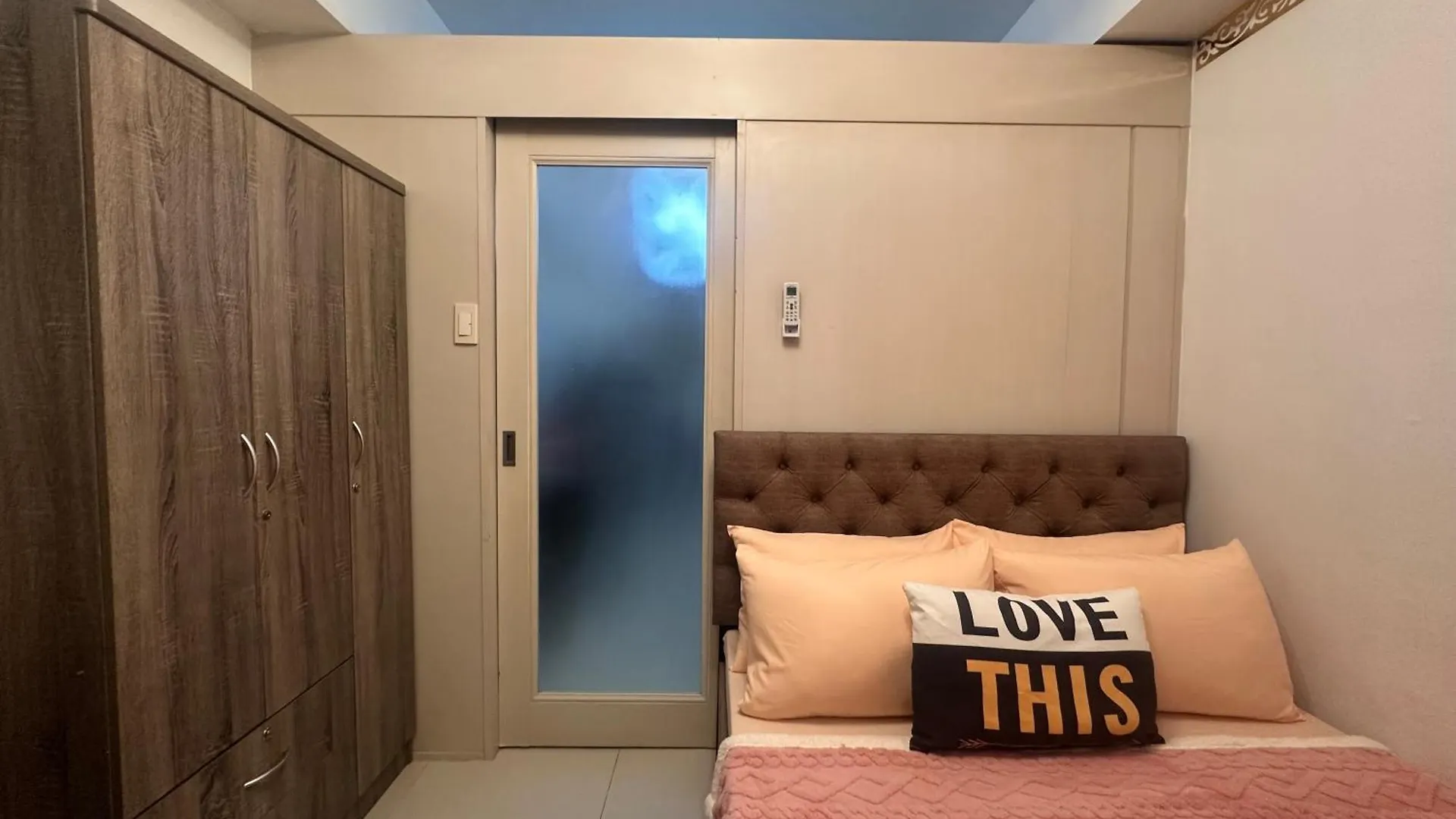 1Bedroom With Balcony Facing Moa Manila Apartment